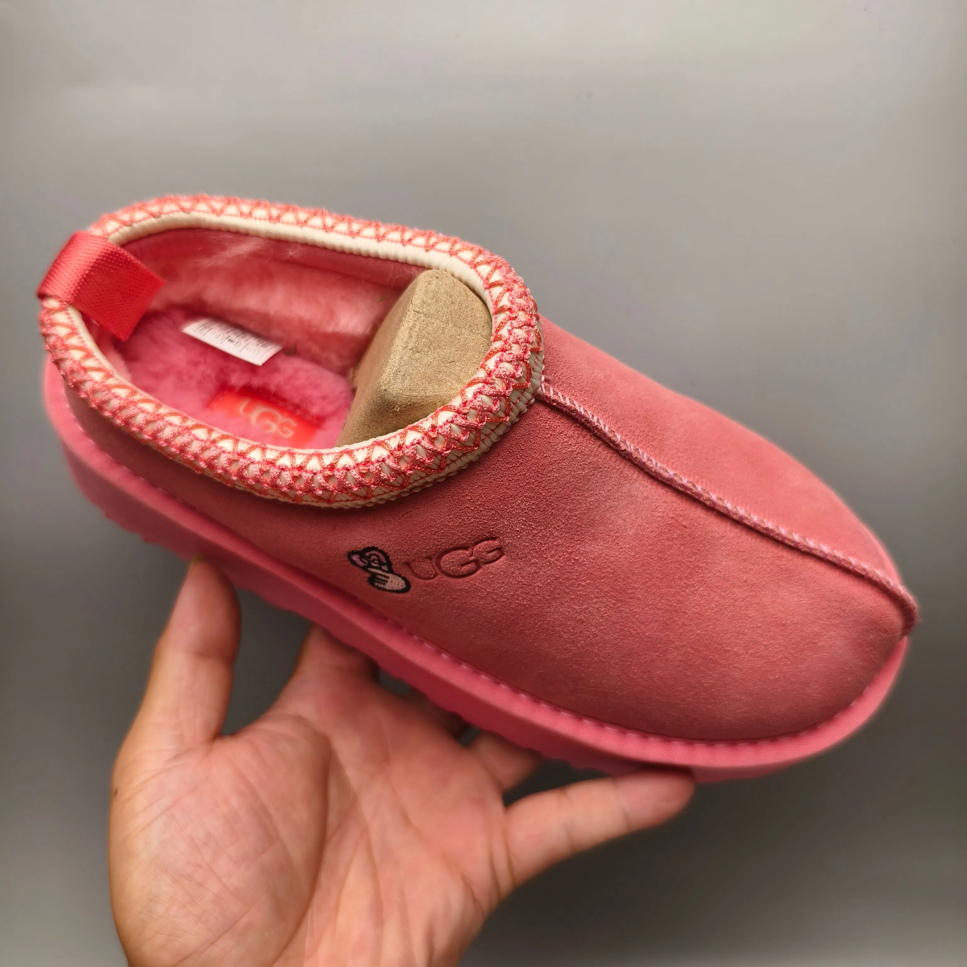💰480 UGG sheepskin all-in-one snow boots 2130 co-branded trendy thick-soled slip-on women's snow boots🐾~ 🍭 A co-branded trendy item launched with well-known designer brands Feng Chen Wang and TELFAR. Zhou Dongyu & Wang Jiaer’s same style Fang Kete boots. The slip-on design makes it easy to put on and take off, and can be used indoors or outdoors. The exotic hemming design is eye-catching, and it is definitely worth buying~ 🍭Material: cowhide➕sheep fur Outsole: rubber (Light Wing Technology) 🍭Color: rose pink 🍭Number of yards: 35-41